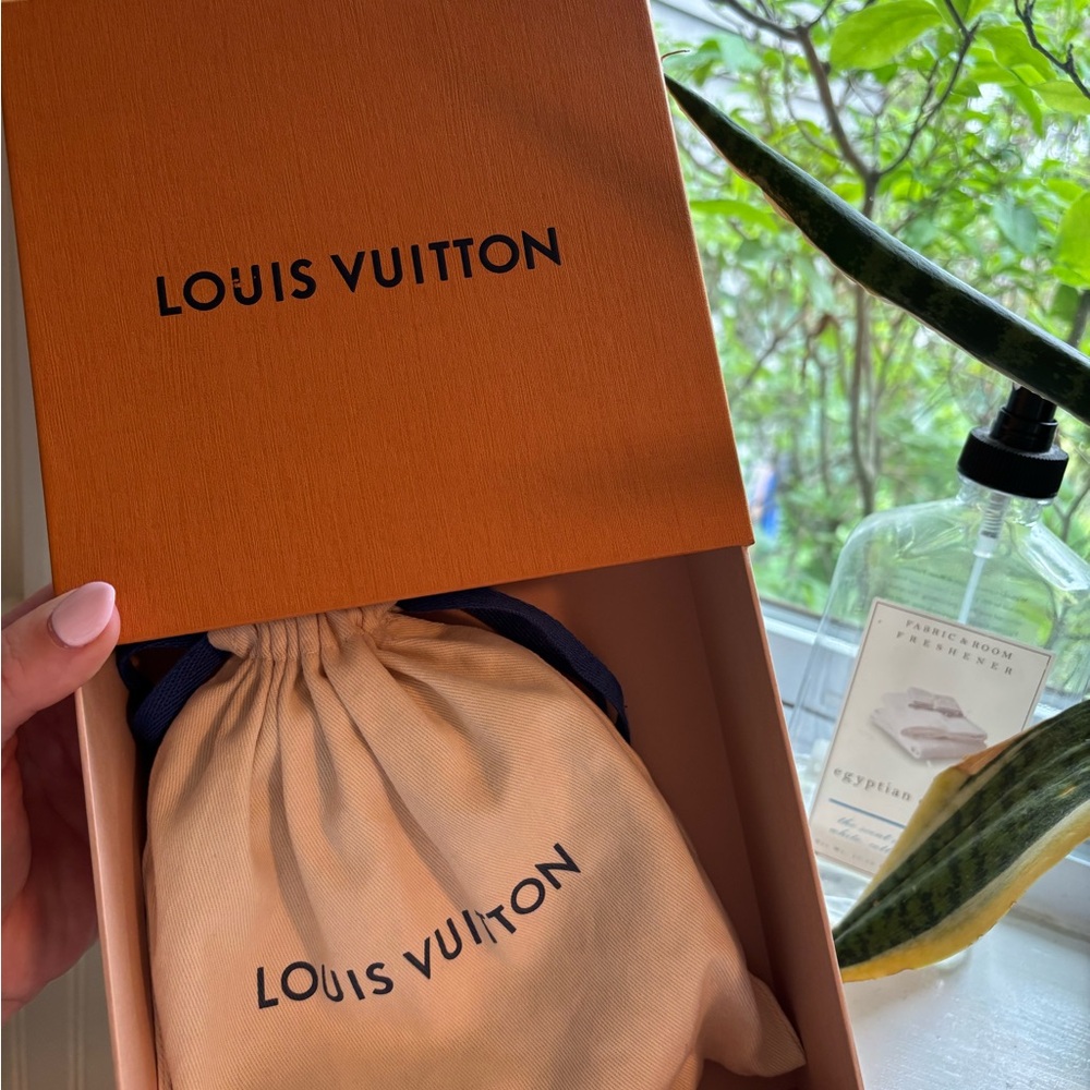 LV Outline Headband - Picture 9 of 11